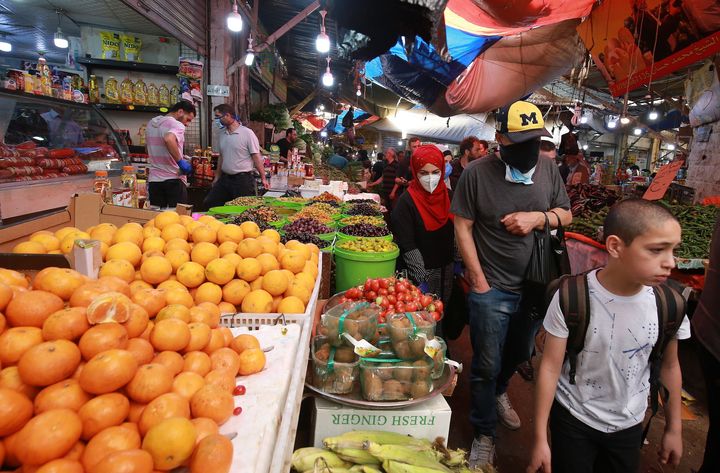 ヨルダンの首都アンマンのマーケットの様子。ラマダンを前に買い出しにくる人々＝2020年4月23日撮影