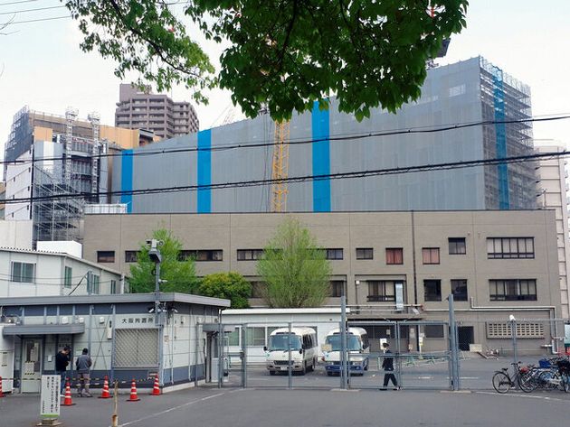 刑務官8人が新型コロナウイルスに感染した大阪拘置所=2020年4月17日、大阪市都島区、森岡みづほ撮影