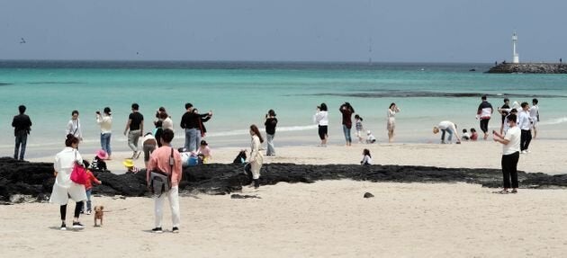 観光客で混雑する済州ヒョプチェ海水浴場. 2020.4.30