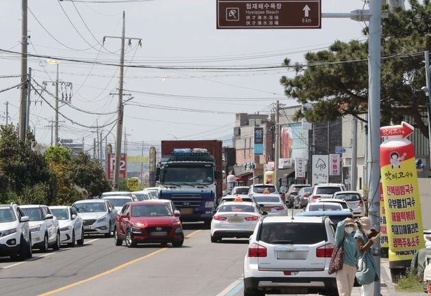 レンタカーで混んでいる済州市涯月邑閑潭海辺付近の道路. 2020. 4.