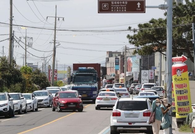 レンタカーで混んでいる済州市涯月邑閑潭海辺付近の道路. 2020. 4. 29.