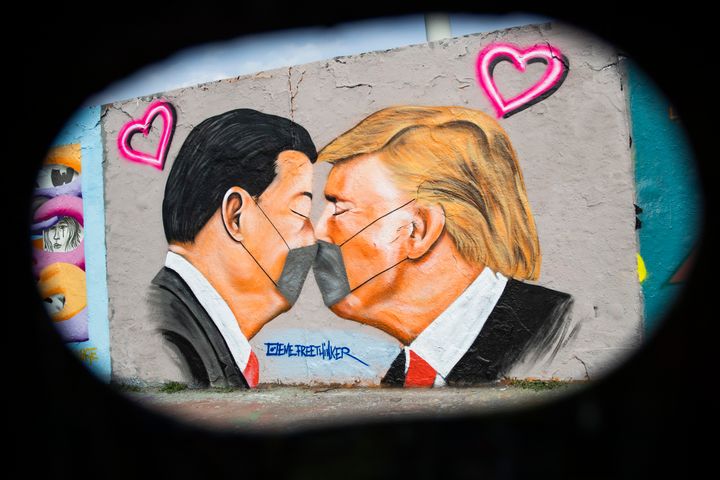 Γκράφιτι στο Βερολίνο 28 Απριλίου 2020. (Photo by Emmanuele Contini/NurPhoto via Getty Images)