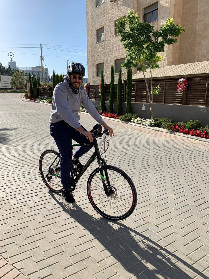 車社会のヨルダンでは自転車の走行はしにくいというが、今は自転車も快適に動けるという＝ジャビさん提供