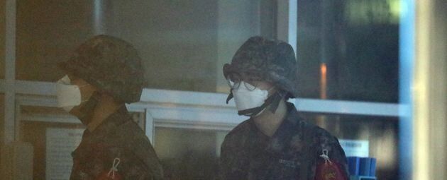 済州で初めて新型コロナウイルス感染症一次陽性者が発生した海軍部隊でマスクを着用した軍人が勤務している。2020.2.20/뉴스1