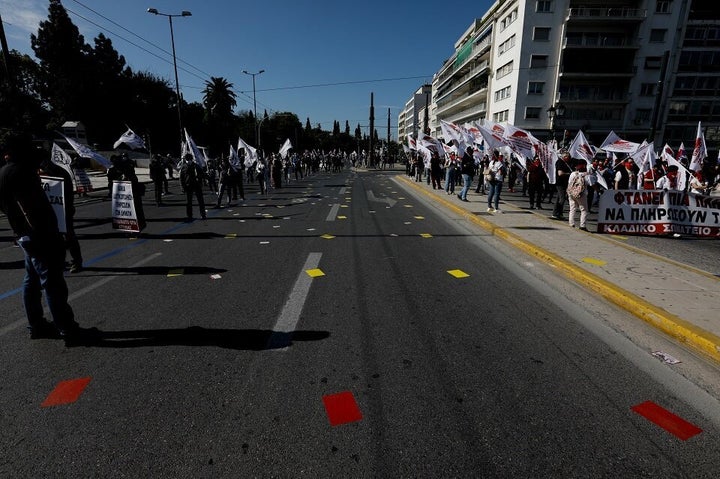 Ειδικά αυτοκόλλητα στο οδόστρωμα βοηθούν στην τήρηση των σωστών αποστάσεων.