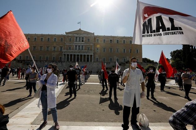 Διαδηλωτές με ιατρικές...