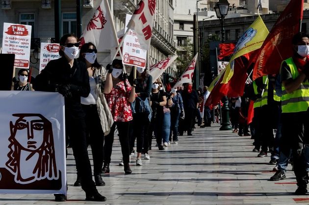 Διαδηλωτές στοιχισμένοι...