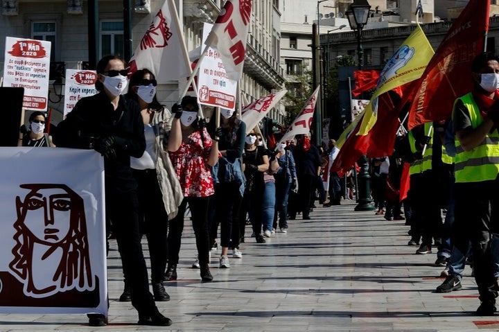 Διαδηλωτές στοιχισμένοι στη Λεωφ. Βασιλίσσης Αμαλίας.