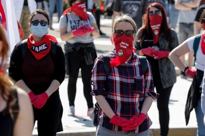 Μέλη του ΠΑΜΕ τηρούν όλα τα απαραίτητα μέτρα ασφαλείας: Φορούν γάντια και μάσκες ή μαντήια, κρατώντας αποστάσεις μεταξύ τους.