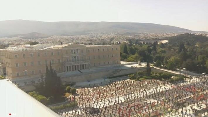 Πανοραμική εικόνα από την πλατεία Συντάγματος μαρτυρά το μέγεθος της «κοινωνικής αποστασιοποίησης» στην κινητοποίηση του ΠΑΜΕ.