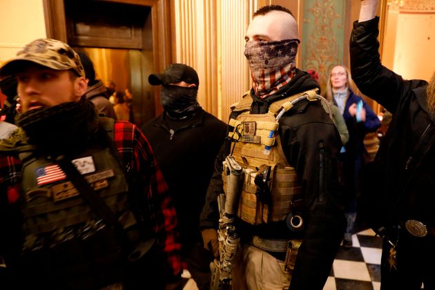 Des manifestants armés opposés au confinement dans le Capitole du Michigan, jeudi 30 avril