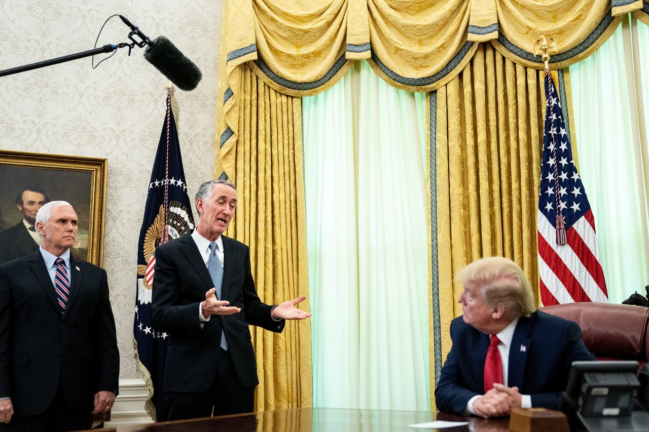 Donald Trump (R) is joined by Gilead Sciences Chairman and CEO Daniel O'Day and vice president Mike Pence to announce that the Femergency approval for the antiviral drug remdesivir.