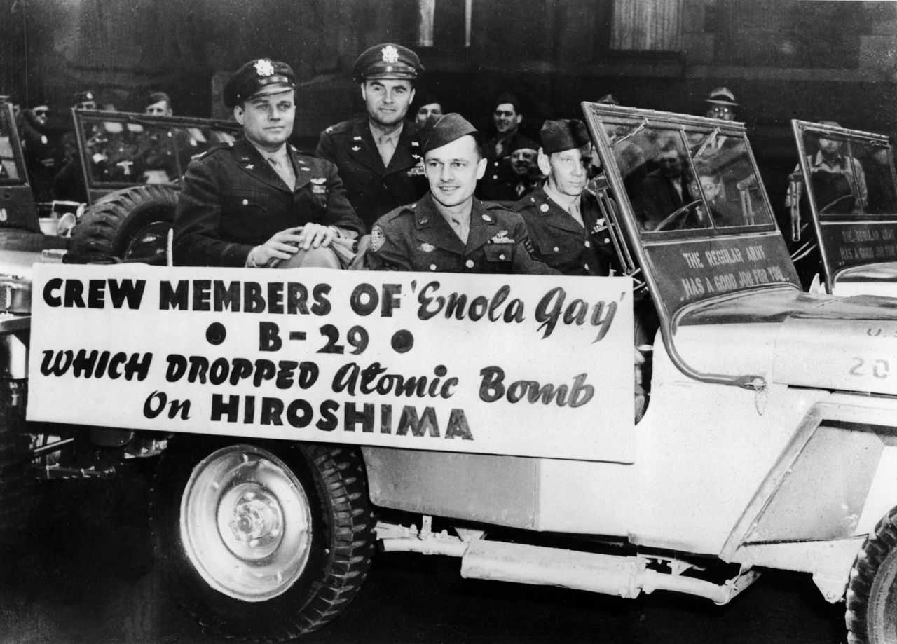 Παρέλαση στη Νέα Υόρκη των μελών του πληρώματος Enola Gay, του αεροσκάφους που έριξε την ατομική βόμβα στη Χιροσίμα .15 Απριλίου 1946. (Photo by Keystone-France/Gamma-Keystone via Getty Images)