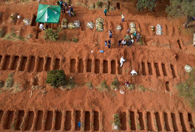 Imagem aérea do dia 30 de abril de 2020 mostra o enterro de uma pessoa morta por pela covid-19 no cemitério da Vila Formosa, na cidade de Sao Paulo.