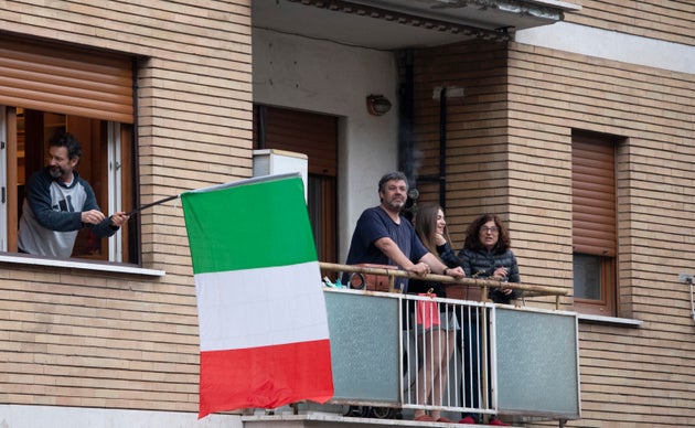 Bandiere tricolori e Inno d'Italia per sentisi tutti uniti e combattere la paura del Coronavirus nel...