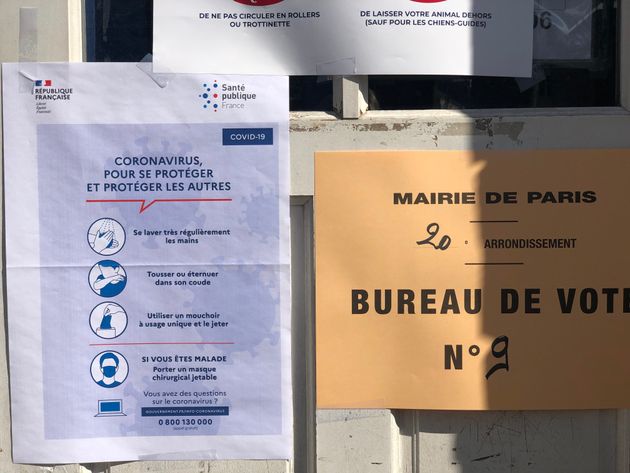 Un bureau de vote à Paris pour le 1er tour des élections municipales, en mars