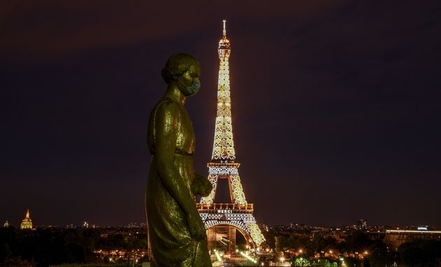 La Tour Eiffel scintille en hommage aux soignants le 2