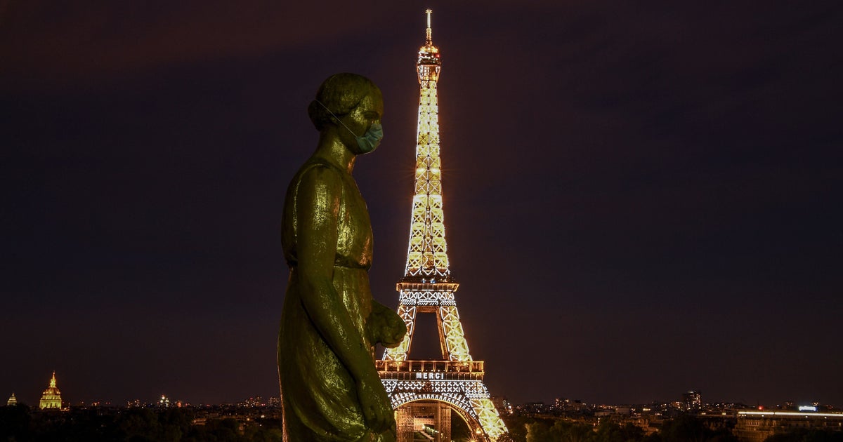 A Paris Les Tour Eiffel Et Tour Montparnasse Scintillent Pour Les Soignants Le Huffpost