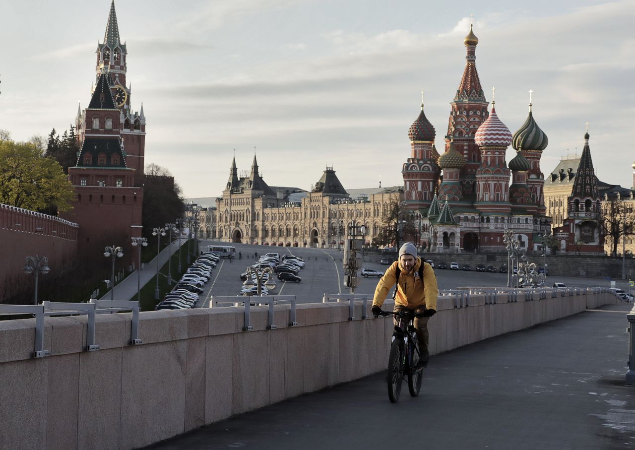 A man riding a bicycle along the Bolshoi Moskvoretsky Bridge. 