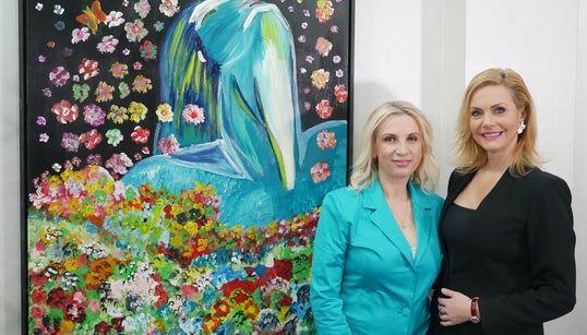 Η σχεδιάστρια μόδας που παράγει βαμβακερές μάσκες για τον