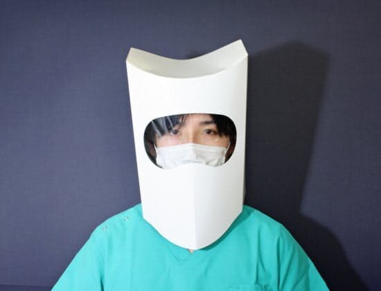 일본 골판지 업체도 신종 코로나 사태에 발맞춰 안면 보호구 생산에 뛰어들었다