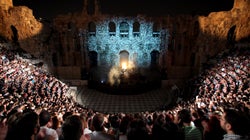 Δημοσκόπηση: Τι ψηφίζουν οι Έλληνες για την επιστροφή στο θέατρο, το σινεμά, τις μουσικές