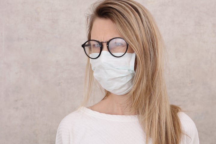 Pour
éviter la buée quand on porte des lunettes, il
faut par exemple poser un mouchoir entre la peau et le masque.