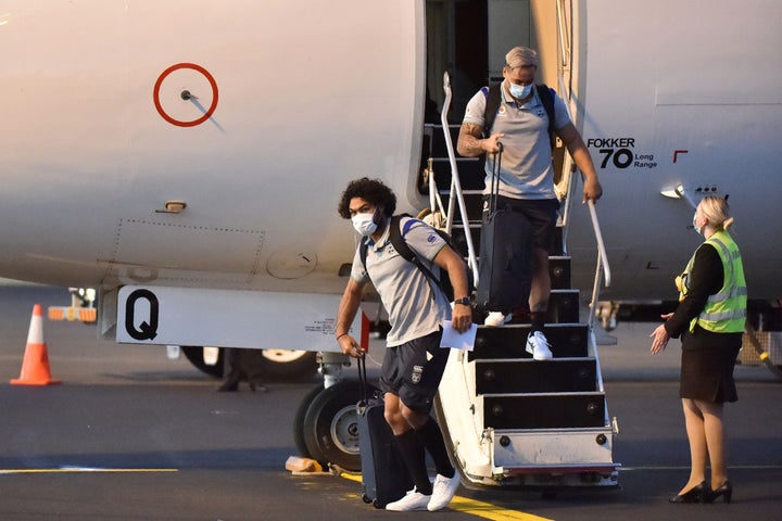 New Zealand Warriors rugby league team players alight from a plane after arriving in Tamworth late on May 3, 2020, after the National Rugby League (NRL) secured an exemption for the team to enter the country ahead of a planned resumption of the sport. - The NRL's only international side will spend 14 days in quarantine in the town, Australia's country music hub, before competition restarts on May 28. (Photo by PETER PARKS / AFP) / -- IMAGE RESTRICTED TO EDITORIAL USE - STRICTLY NO COMMERCIAL USE -- (Photo by PETER PARKS/AFP via Getty Images)