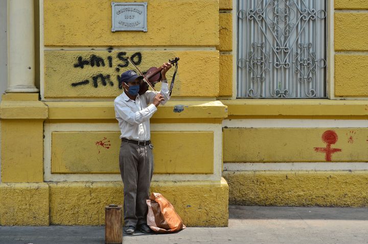 Ένας βιολιστής σε δρόμο της πρωτεύουσας της Ονδούρας (26 Απριλίου)