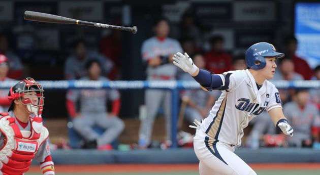 Are you two younger? : American Baseball Fans Pay Attention To Korean Baseball Bat Twist