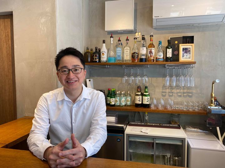 フタミ商事の二村孝光さん、事務所に併設した立ち飲みバー「BAR軒先」にて