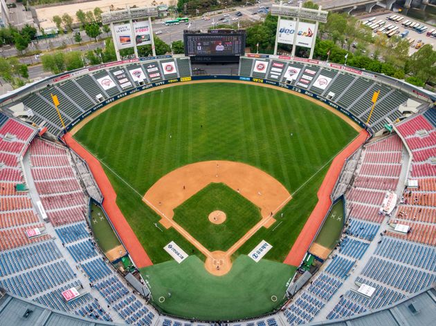 Doosan Bears vs. LG Twins are playing as spectators without the 2020 Shinhan Bank SOL KBO League professional baseball league opening. 2020