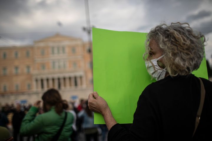 Συγκέντρωση διαμαρτυρίας μπροστά από το κοινοβούλιο ενάντια στο προς ψήφιση περιβαλλοντικό νομοσχέδιο (AP Photo/Petros Giannakouris)
