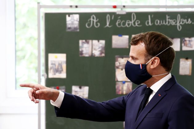 En Visite A Poissy Macron Pris De Court Par La Reponse D Un