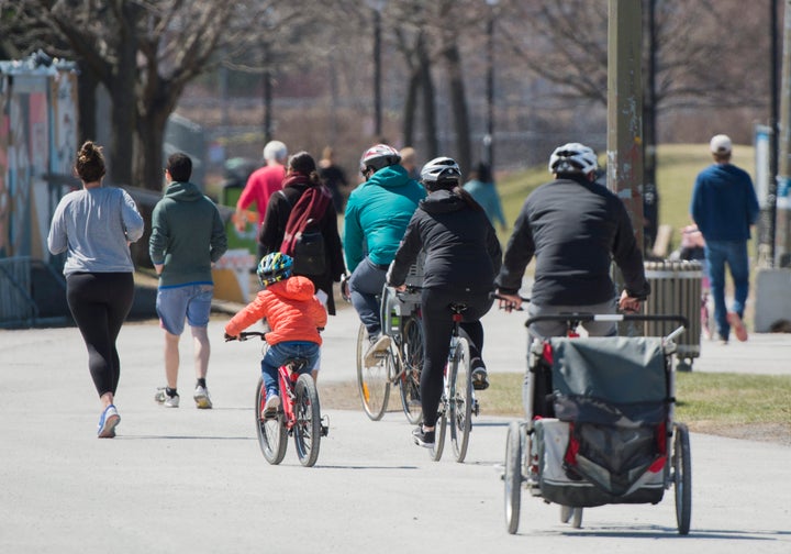 Des marcheurs, des coureurs et des cyclistes dans un parc montréalais le 25 avril 2020.