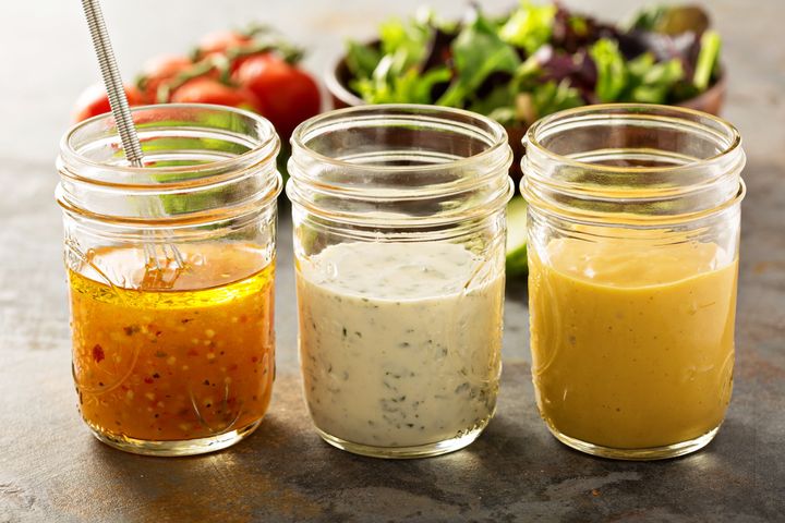 Experimente diferentes receitas de molho para salada.