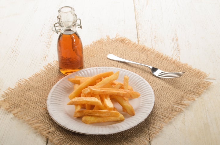 O vinagre maltado vai muito bem com batata frita.