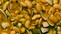 Marmita de alubias tiernas, fabes o verdinas, y