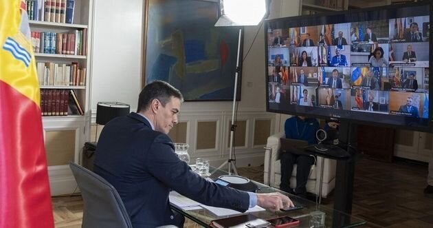 El presidente del Gobierno, Pedro Sánchez, con los presidentes autonómicos.