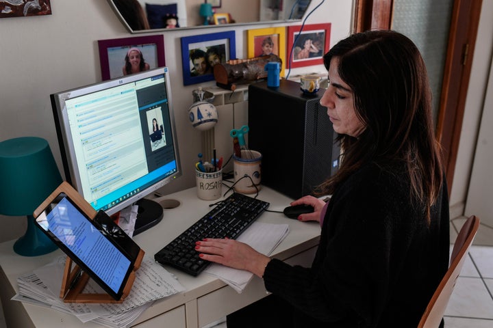 Una mujer trabaja desde casa.