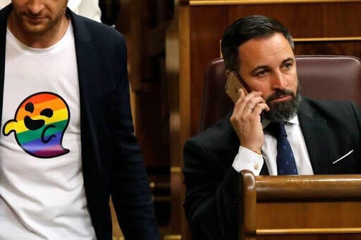 Arnau Ramirez con una camiseta con el icono 'gaysper', pasa ante Abascal.
