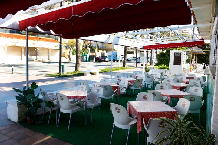 Restaurantes en la playa de Playamar en Torremolinos (Málaga), cerrados por el estado de alarma.