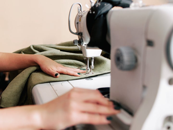 Experts recommend a manual sewing machine for beginners over a computerized one. Manual sewing machines are easy to use and tend to be cheaper, while computerized sewing machines are for more advanced and sometimes automatic stitches.