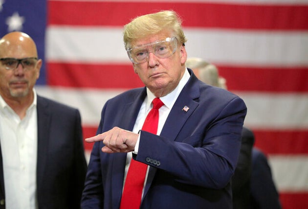アリゾナ州の医療用マスク製造工場で5日、マスクを着用せずに視察するトランプ米大統領=ロイター