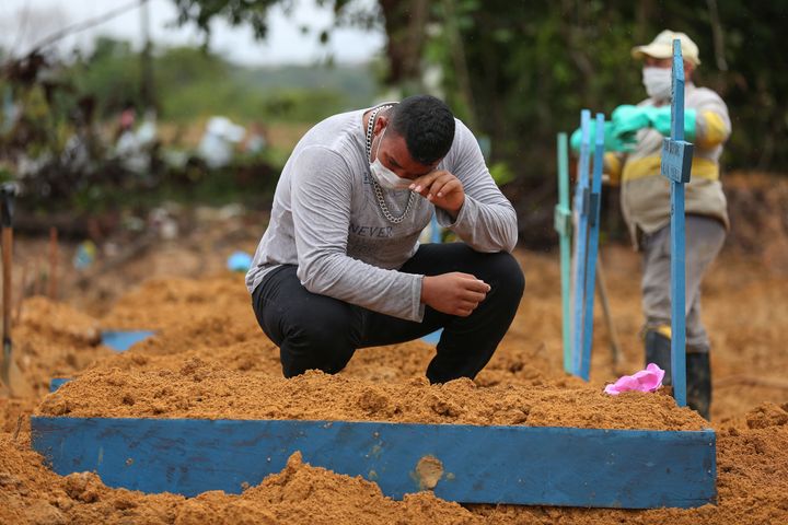 Ο Βίτο Σοάρες θρηνεί πάνω από τον πρόχειρο τάφο της γιαγιάς του που πέθανε από κορονοϊο. Μανάου, Βραζιλία (6 Μαϊου) 
