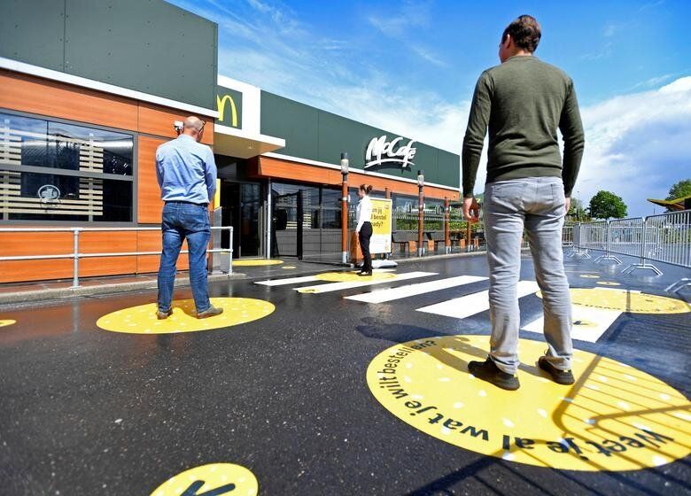Αρνεμ, Ολλανδία: Ειδική σήμανση στο οδόστρωμα για τα σημεία που πρέπει να στέκονται οι πελάτες στην ουρά των McDonald's.