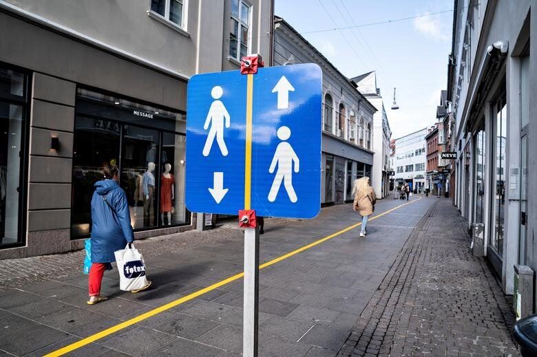 Αλμποοργκ, Δανία: Κίτρινη γραμμή στο οδόστρωμα βοηθάει τους πεζούς να τηρούν τα μέτρα της κοινωνικής αποστασιοποίησης.
