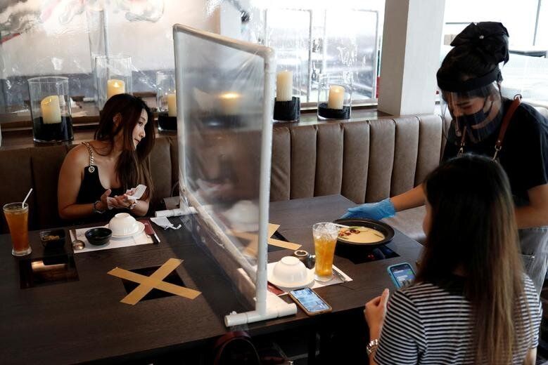 Μπαμγκόνγκ, Ταϊλάνδη: Πλαστικό χώρισμα μεταξύ των τραπεζιών σε εστιατόριο που επαναλειτουργεί.