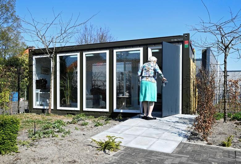 Βασενάαρ, Ολλανδία: Γυάλινο σπιτάκι σε οίκο ευγηρίας, ώστε να μπορούν οι επισκέπτες να βλέπουν τους δικούς τους ανθρώπους έστω και πίσω από το τζάμι.