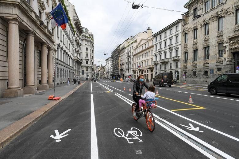Μιλάνο, Ιταλία: Μέρος του αυτοκινητόδρομου έχει διαμορφωθεί αναλόγως για την κυκλοφορία πεζών και ποδηλάτων σε ξεχωριστές λωρίδες.